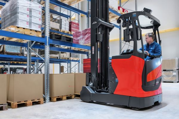 Linde Material Handling - Schubmaststapler mit Regalschutz und Maststeuerung