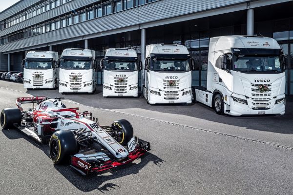 Alfa Romeo Racing ORLEN: IVECO S-WAY Trucks für die Logistikflotte