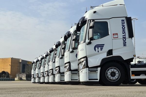 21 neue Lastwagen von Renault Trucks Schweiz für Hugelshofer