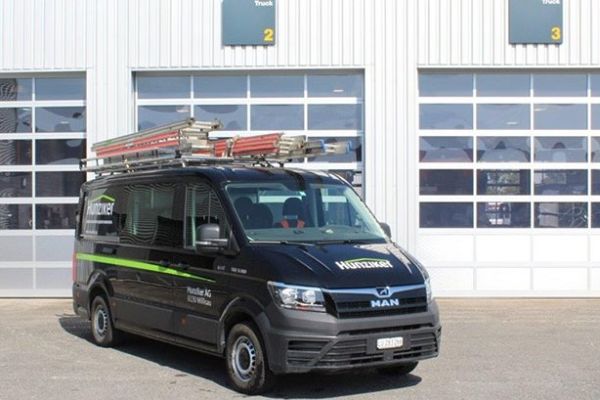 Zwei MAN TGE 3.180 4×4 SB Lieferwagen im Fuhrpark der Hunziker AG